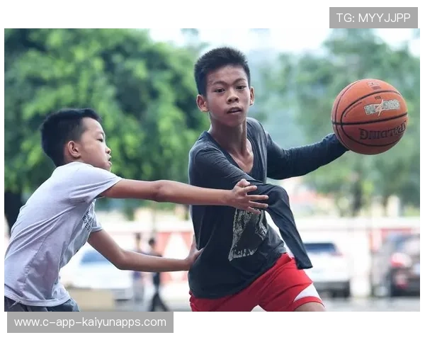中国篮球少年勇敢追梦的背影，中国篮球少年勇敢追梦的背影视频